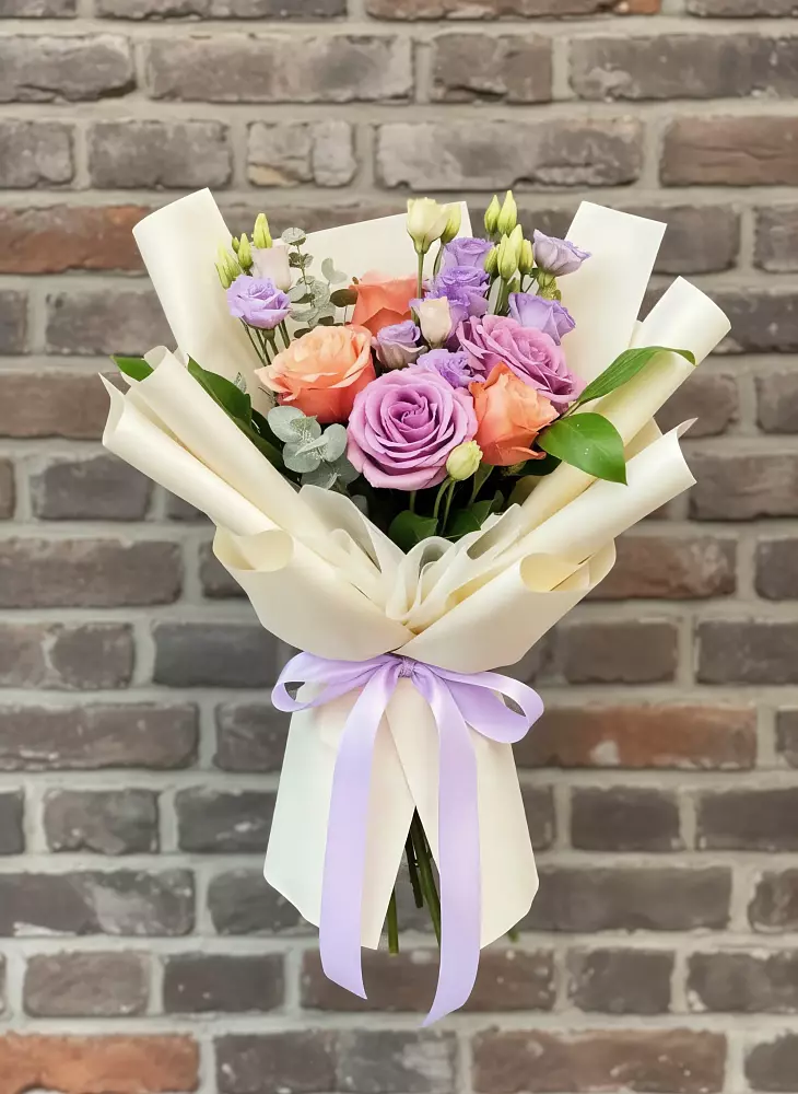 Букет цветов из: Лизиантусы и Розы в Новоблагодарном