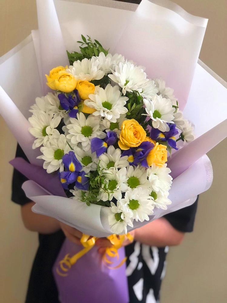 Букет цветов из: Ирисы, Хризантемы и Розы в Новоблагодарном