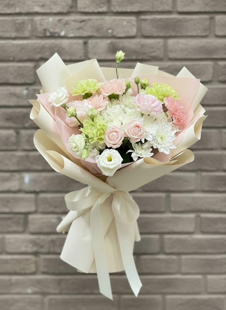 Букет цветов из: Гвоздики, Розы, Лизиантусы и Хризантемы в Новоблагодарном