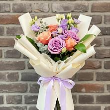 Букет цветов из:  Лизиантусы и Розы в Новоблагодарном