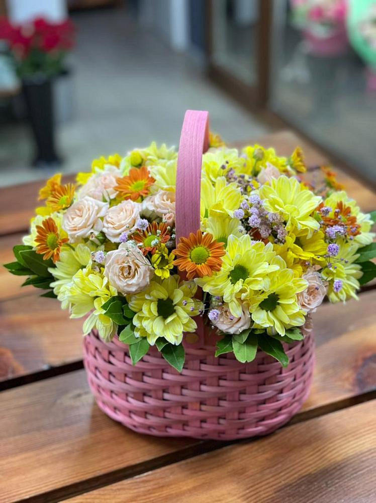 Цветочная композиция из Хризантемы и Розы в корзине в Новоблагодарном