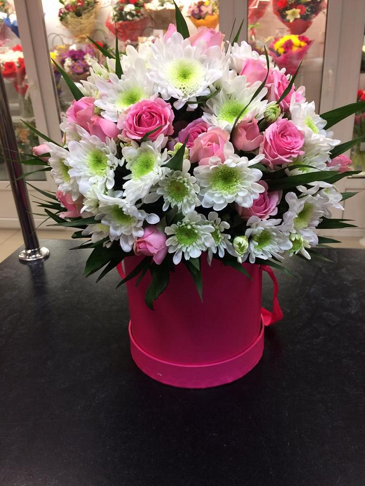 Цветочная композиция из Розы и Хризантемы в шляпной коробке в Новоблагодарном