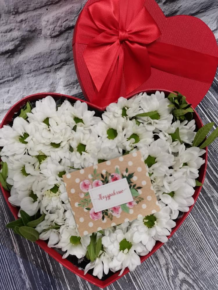 Цветочная композиция из Хризантемы в виде сердца в Новоблагодарном
