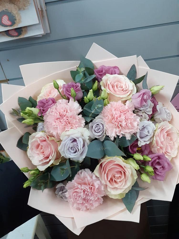 Букет цветов из: Розы, Гвоздики и Лизиантусы в Новоблагодарном