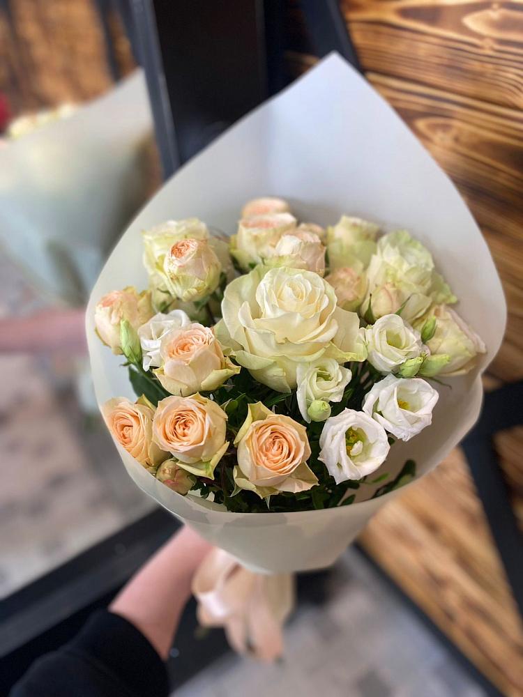 Букет цветов из: Розы и Лизиантусы в Новоблагодарном